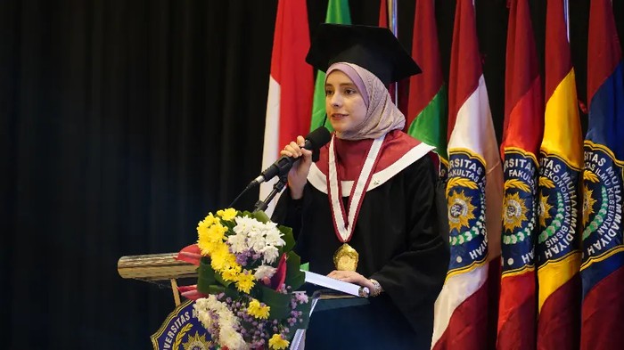 Sondos Jehad Shnewra, mahasiswa asal Gaza, Palestina yang lulus cumlaude dari Program Pascasarjana Universitas Muhammadiyah (UM) Surabaya. (Foto: Istimewa)